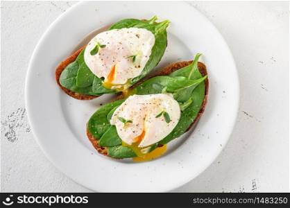 Sandwiches with fresh spinach and poached egg