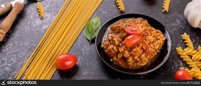 Sauce for stir-frying spaghetti or stir-frying macaroni on a black plate.