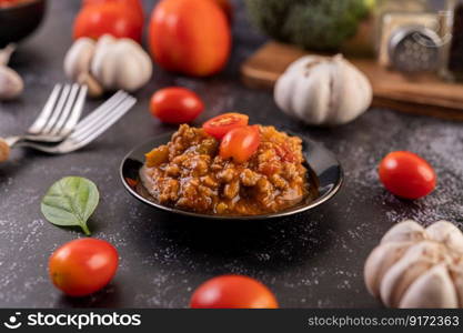 Sauce for stir-frying spaghetti or stir-frying macaroni on a black plate.
