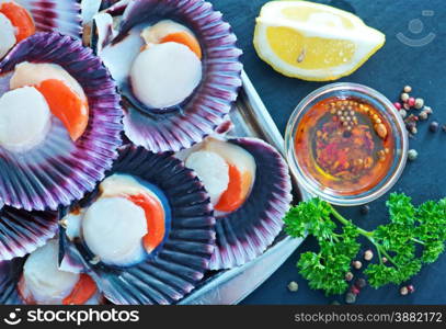 scallops with oil and salt on the tray