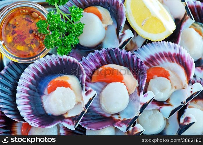 scallops with oil and salt on the tray