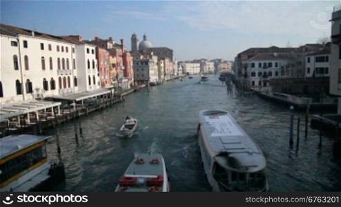 Schifffahrt auf einem Kanal und Hausfassaden in Venedig