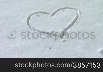 Schnee mit eingeritztem Herz