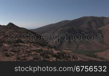 Schwenk nber Gebirge auf Fuerteventura