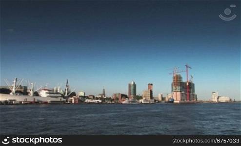 Schwenk nber Hamburger Hafen mit Skyline
