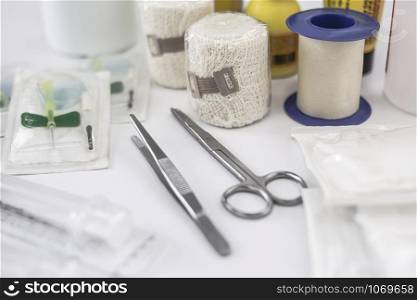 Scissors, tweezers, gauze, tape, alcohol, pathways and other nursing elements to perform quick cures and emergency treatments