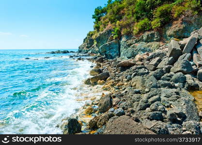 sea ??wave rolls on a rocky shore