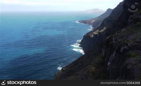 sea with mountains at the coast, view of the northern part of the island Gran Canaria, der Atlantik mit Vulkangestein, nordlicher Teil von Gran Canaria