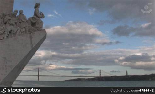 Seefahrerdenkmal mit Darstellung von Pedro Nunes in Lissabon, im Hintergrund die Brncke des 25 April