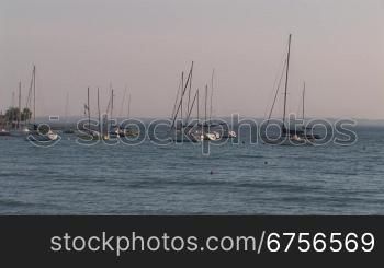 Segelboote vor Anker auf dem Gardasee