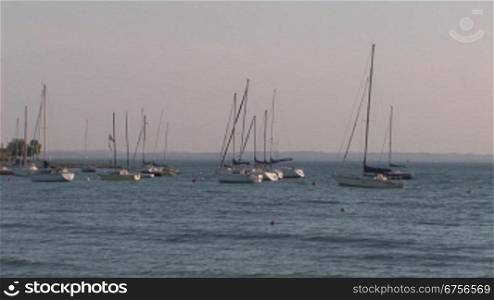 Segelboote vor Anker auf dem Gardasee