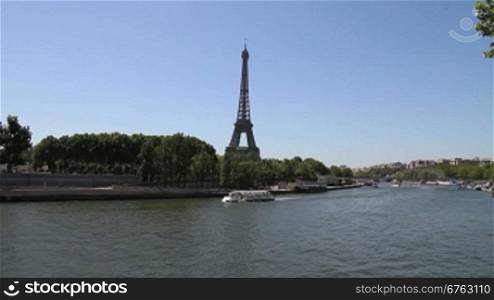 Seine mit Ausflugsboot, im Hintergrund der Eiffelturm.
