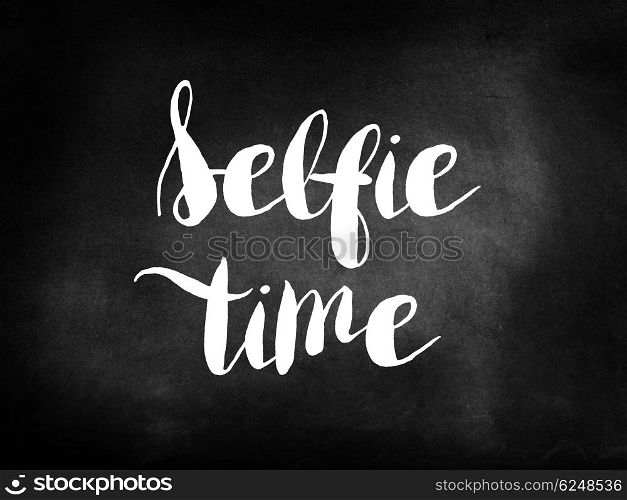 Selfie time written on a chalkboard
