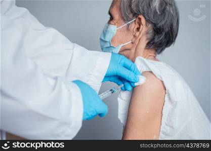senile vaccinating doctor in hospital