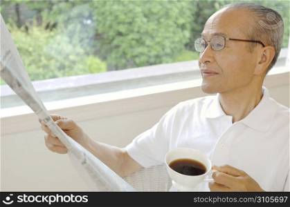 Senior who reads a newspaper