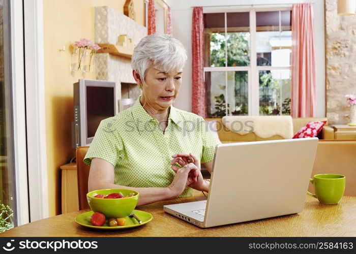 Senior woman in front of a laptop