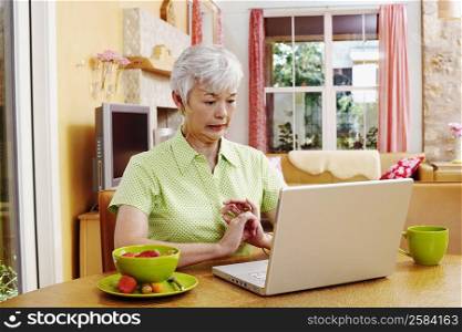 Senior woman in front of a laptop