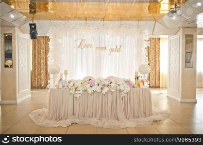 Separate cloth-decorated table to accommodate the newlyweds.. Festive table for the newlyweds 2309.