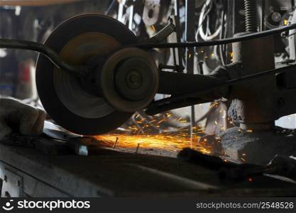 sharpening and cutting of iron by abrasive disk machine