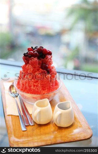 Shaved ice with berries