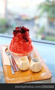 Shaved ice with berries