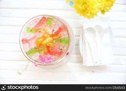 Shaved ice with fruit and jelly