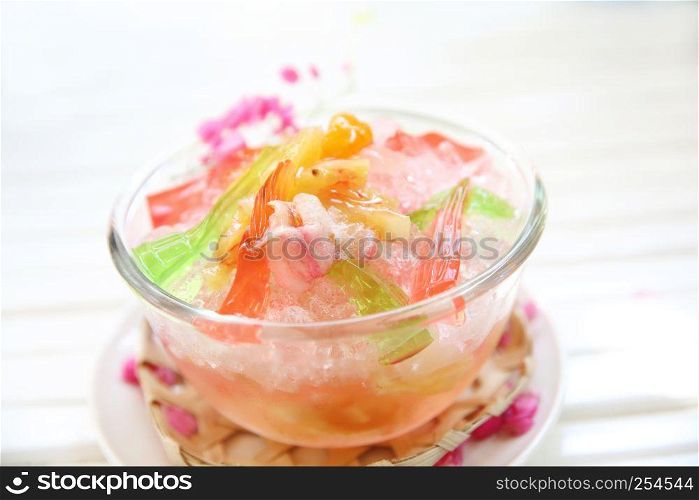 Shaved ice with fruit and jelly