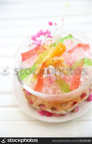 Shaved ice with fruit and jelly
