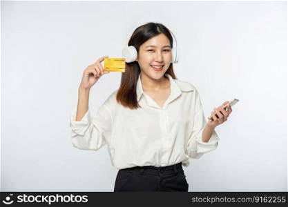 She was dressed in a white shirt and black pants to go shopping and hold a credit card and smartphone.