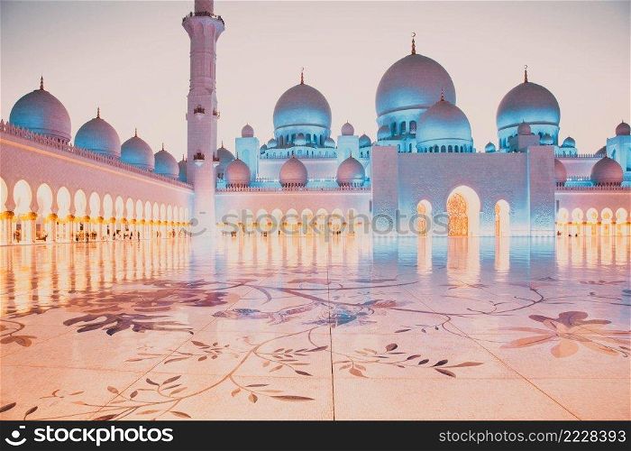 sheikh zayed grand mosque at dusk, Abu Dhabi, UAE