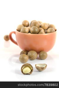 Shelled and unshelled macadamia nuts