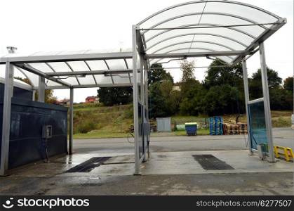 Shelters in Plexiglas for car wash manually.
