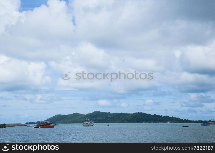 Ships at sea, and a large island. Front of the island. Travelers to travel.