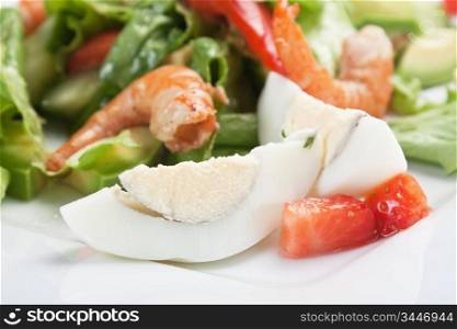 shrimp with vegetables and berries