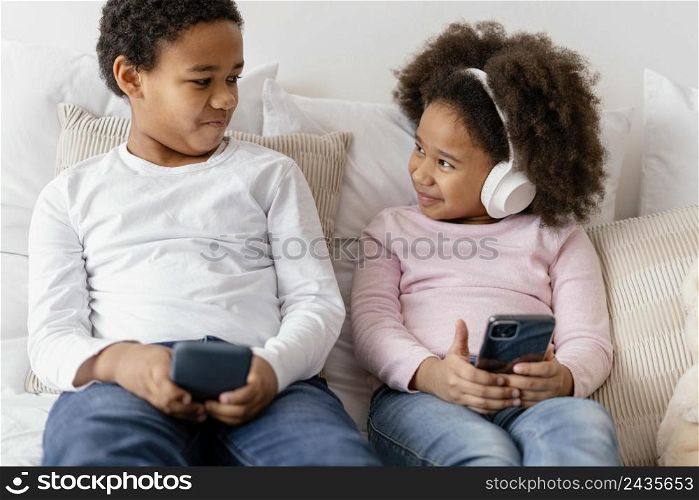 siblings using mobiles