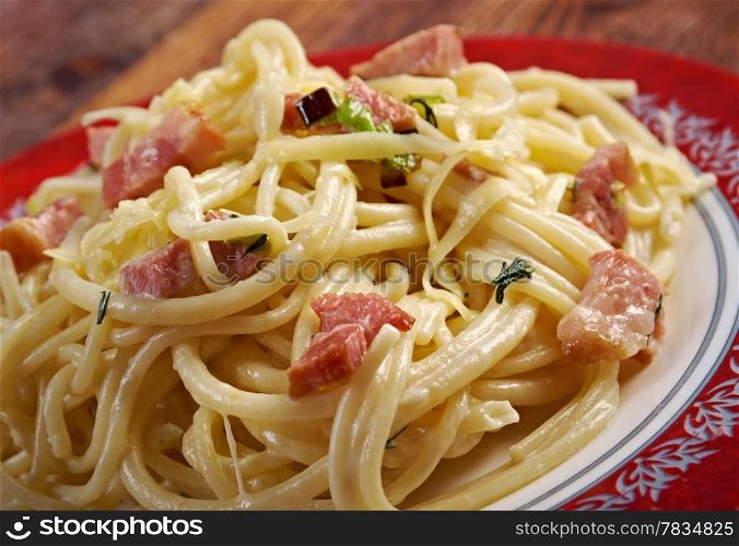 Sicilian homemade pasta - delizioso Spaghetti Carbonara with ham