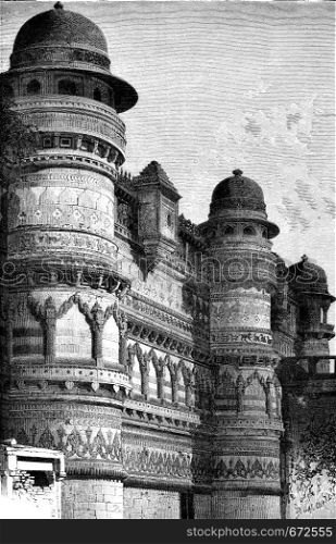 Side facade of the palace Pal, Gwalior, vintage engraved illustration. Le Tour du Monde, Travel Journal, (1872).
