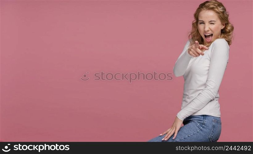 side view woman laughing pointing