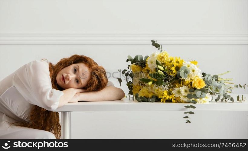 side view woman posing with bouquet spring flowers table