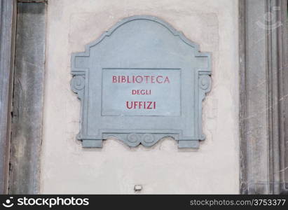 Sightseeing close to the main entrance of the Biblioteca degli Uffizi (Uffizi&rsquo;s library), Florence, Italy