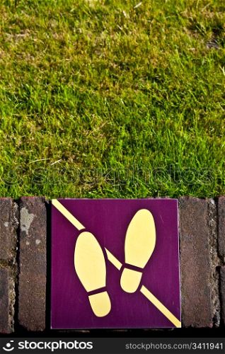 Sign: don&rsquo;t walk on the grass, useful for conceptual