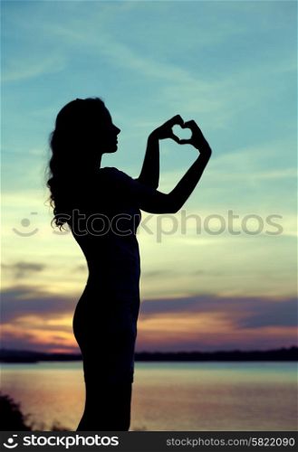 Silhouette of the lady making the heart sign