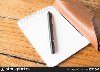 Simply notepaper prepare on wooden table, stock photo