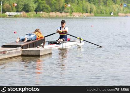 Single skiff rower with an impediment at the start of his rowing race