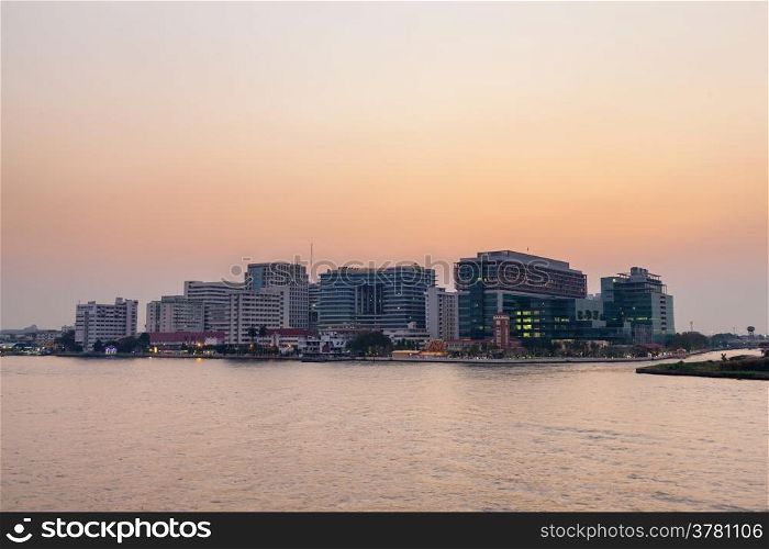Siriraj Hospital In the evening Located next to the Chao Phraya River