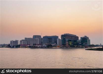 Siriraj Hospital In the evening Located next to the Chao Phraya River