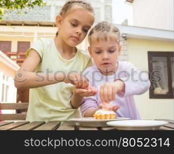Sisters sprinkle confectionery mother cooked on Easter cupcakes