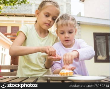 Sisters sprinkle confectionery mother cooked on Easter cupcakes