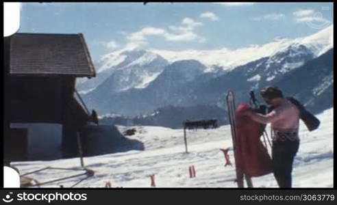 Skifahrer der seine Jacke wechselt.