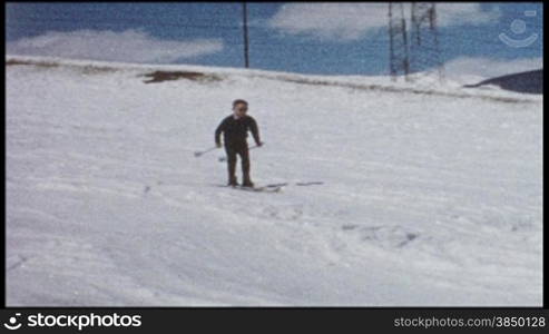 Skifahrer fShrt den Hang hinab, auf die Kamera zu